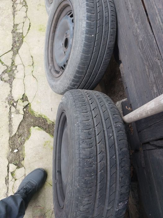 Vînd patru anvelope cu genți pe 15