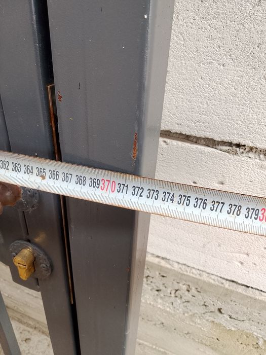 Poartă pe role cu ușă încorporată