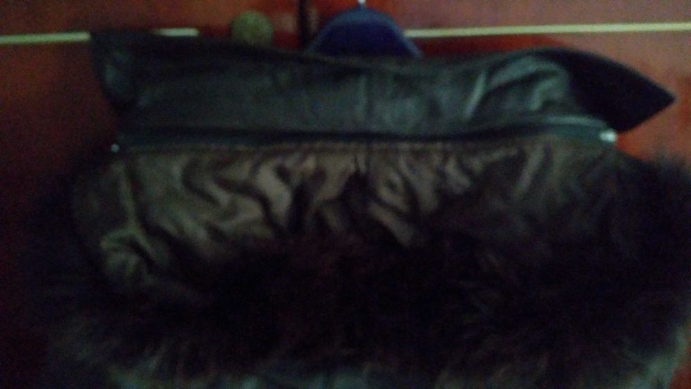 Haina din piele naturală, maro închis (negociabil).