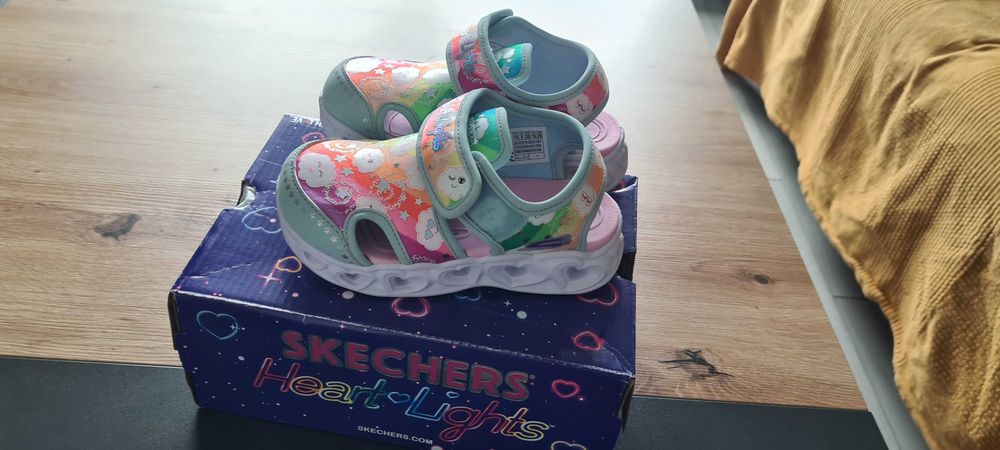 Vand sandale Skechers noi . Sunt marimea 26 ( 16 cm).