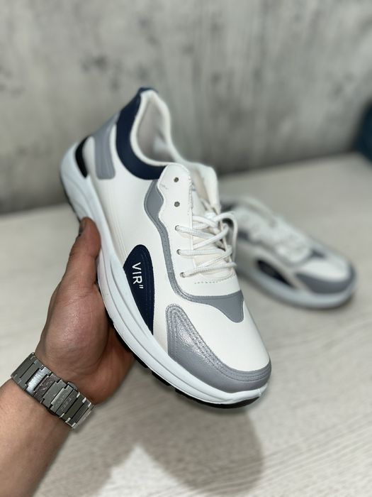 Качестенные белые кроссовки