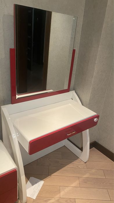 Продам Туалетный стол с тумбой