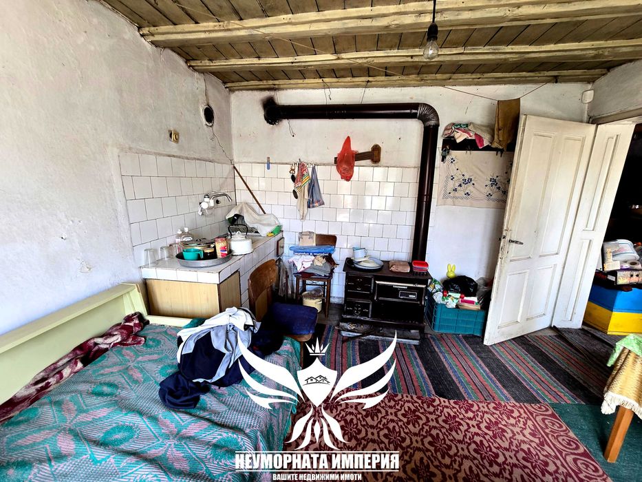 Продавам двуетажна къща с постройки 320РЗП с 1600кв двор село Ахматово