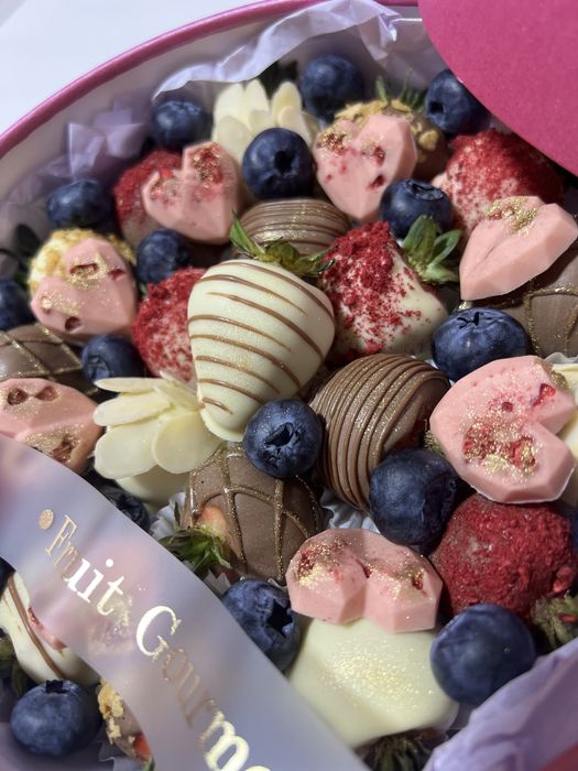 Клубника в шоколаде—не лакомство а маленькая история любви.Подарки