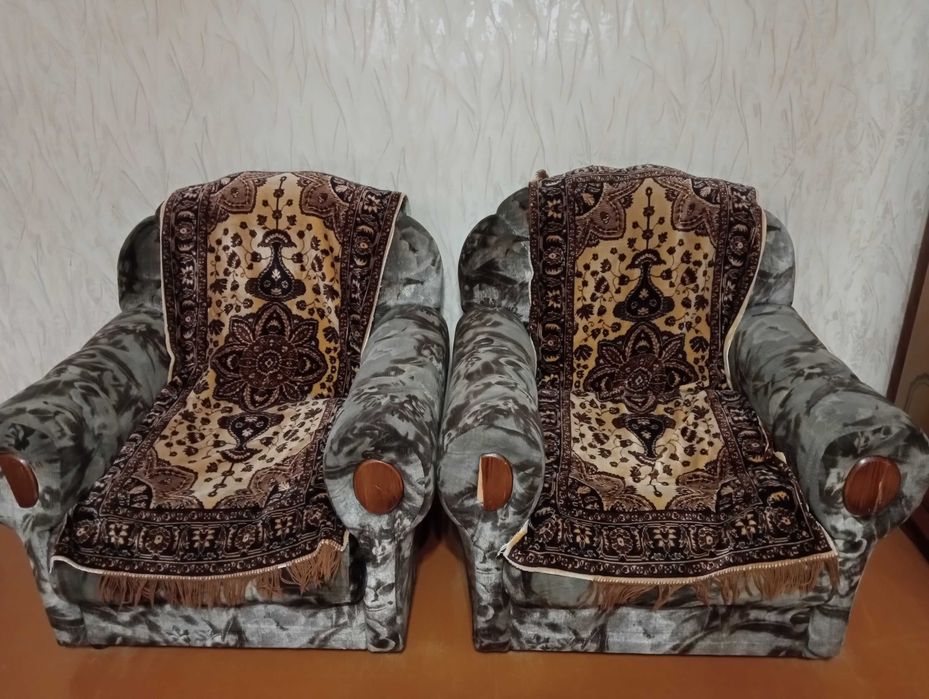 Продам два удобных б/у кресла очень крепкие