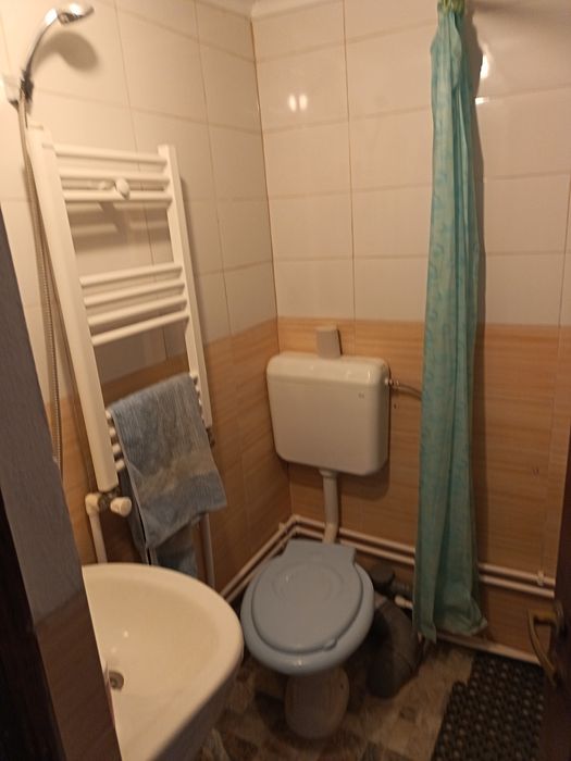 Inchiriez camera la curte