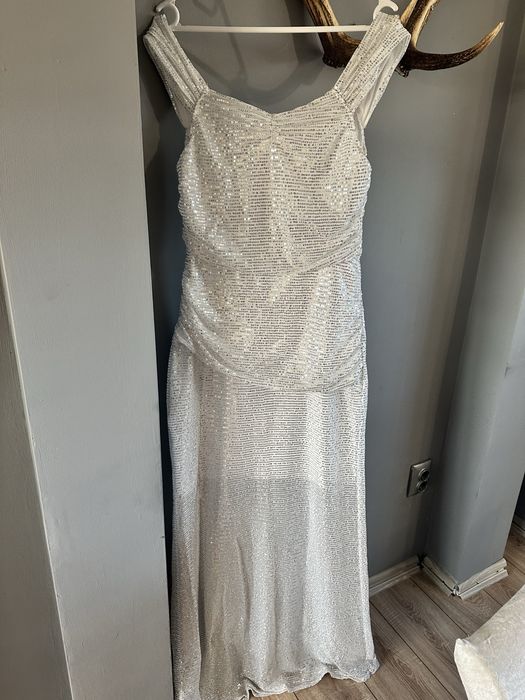 Дълга бяла рокля