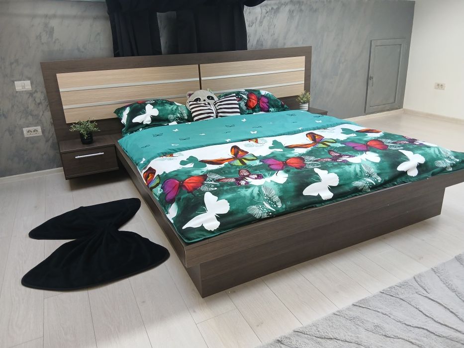 Vand pat matrimonial mare cu noptiere făcut pe comanda