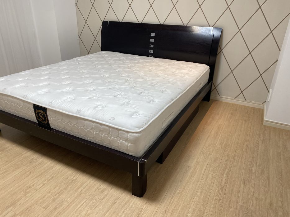 Двуспальная кровать с матрасом, комод в подарок