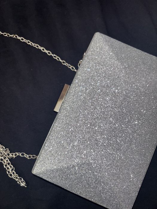 Елегантна сребриста клъч чанта