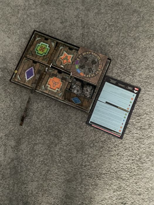 Joc de societate Escape Room 14+ Baronul, Vrajitoarea si Hotul