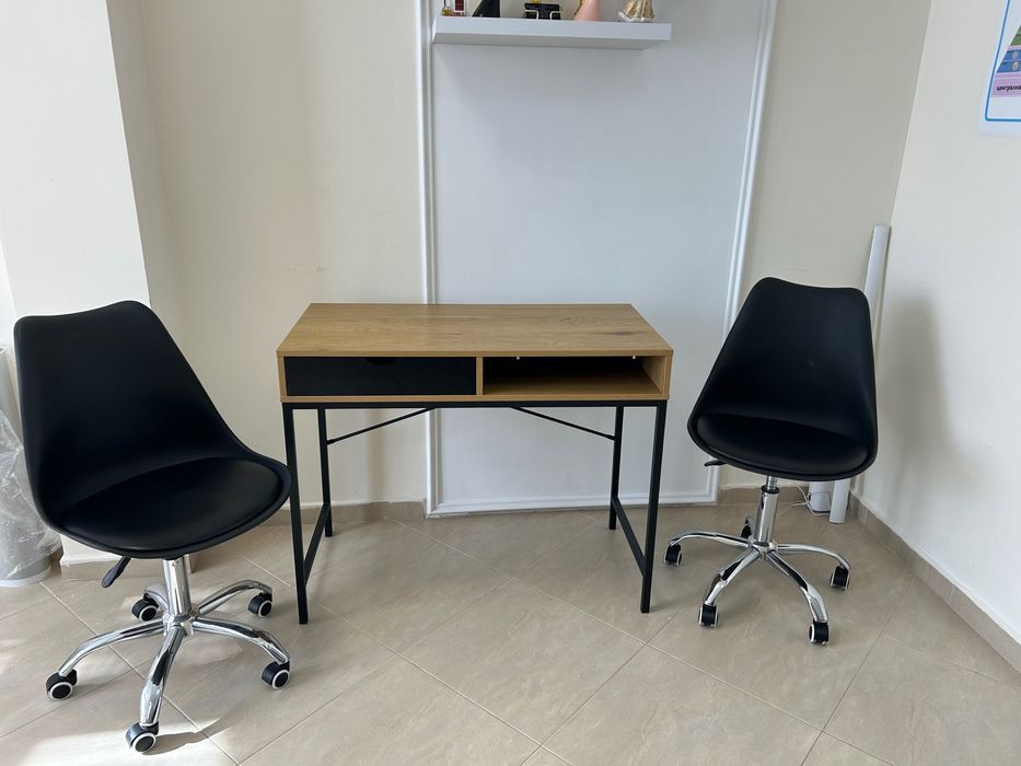 Продават се 3 броя бюро и два стола