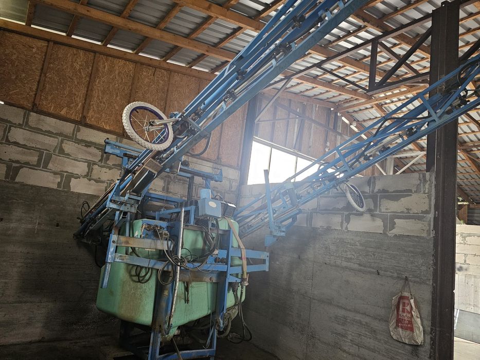 Masina de erbicidat berthoud 1200 l.