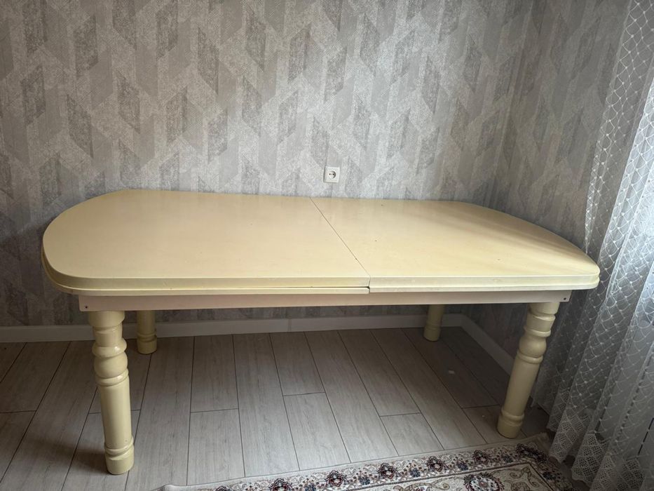 Кухонный стол бежевый