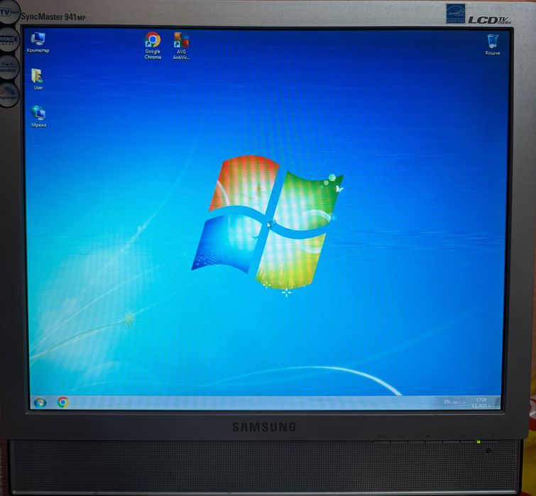 компютър с монитор