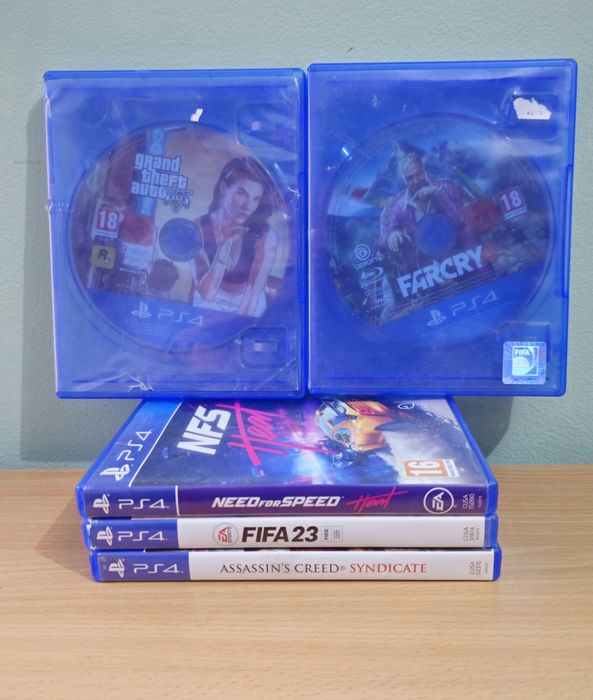PlayStation 4 Phat + 5 jocuri si manetă