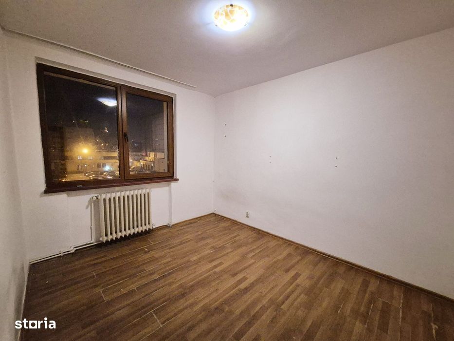 Apartament cu 3 camere, decomandat, etaj 3