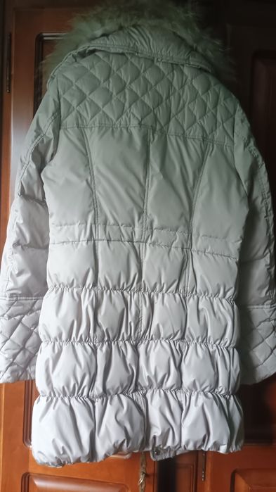 Vând geaca de toamna-iarna ,culoare crem,căptușită cu puf natural