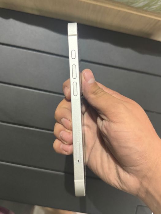 iPhone 16e.