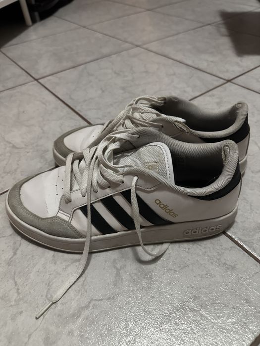 Vând adidas v court barbati marime 43 stare foarte bună