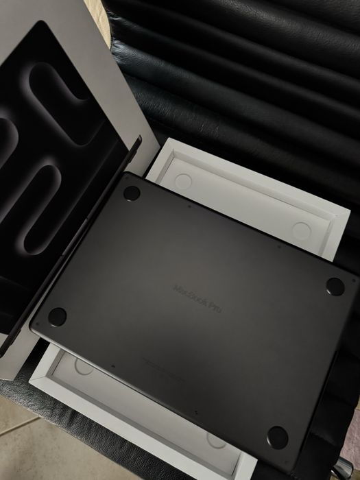  MacBook Pro 14 inch M3 Pro **24 GB**1000 GB**Factura