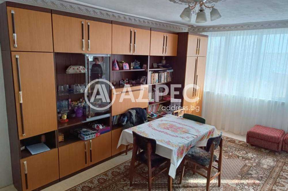 Тристаен тухлен апартамент в центъра на гр. Разград