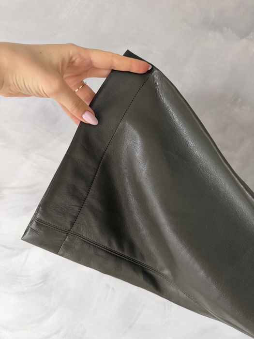 Pantaloni superbi din imitație de piele Mango