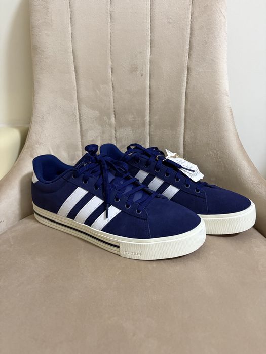кроссовки Adidas Daily 4.0 темно-синего цвета с белыми полосками