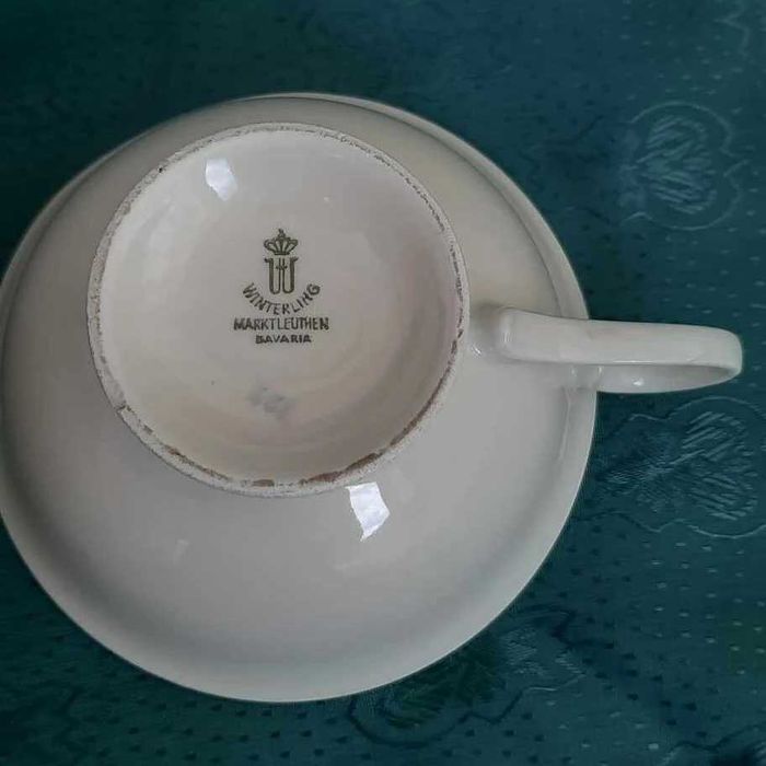 Френска сувенирна бутилка с мини чашки и троен сет от костен порцелан