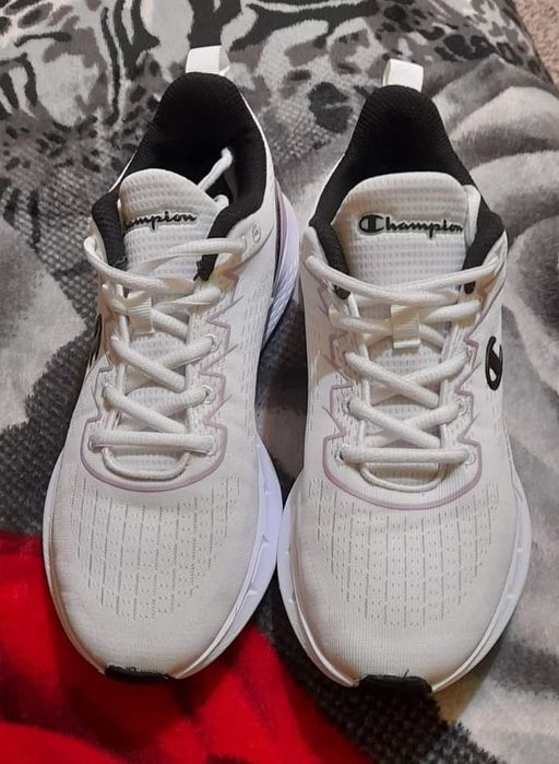Vând urgent adidași championnr,39
