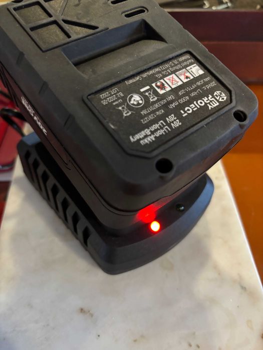 Безкабелен циркуляр  за дърво с батерия и зарядно