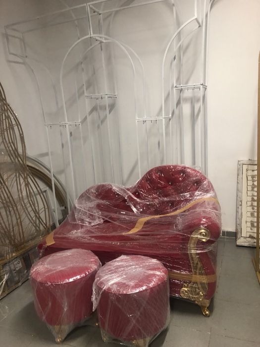 Червен диван с две табуретки