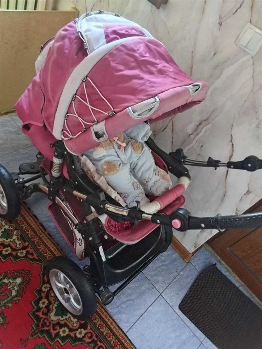 Bolalar kalyaskasi va qoshimcha aksasuarlari bilan