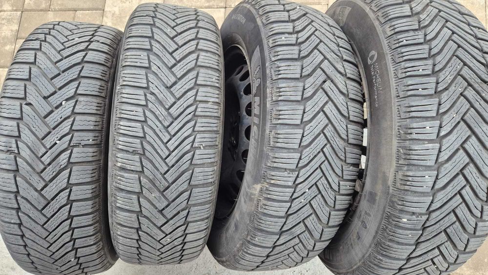 Jante tabla pe 15" cu capace, originale si anvelope de iarna Michelin pentru VW GOLF 7