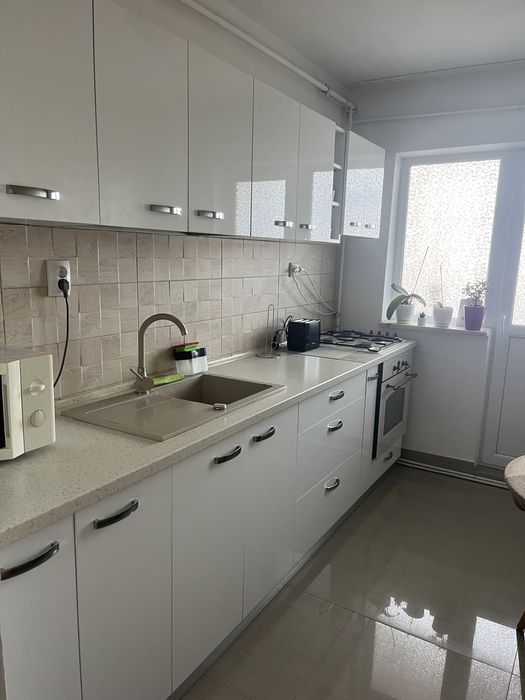 Proprietar. Inchiriez apartament 3 camere decomandat