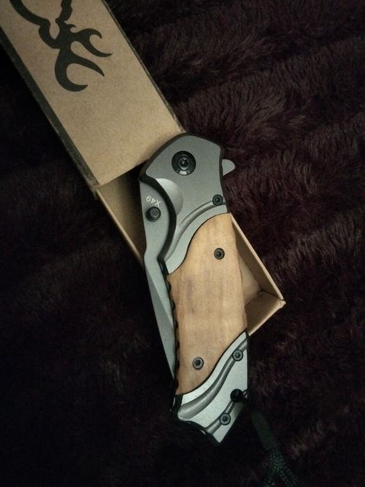 Сгъваем автоматичен нож с дървени чирени