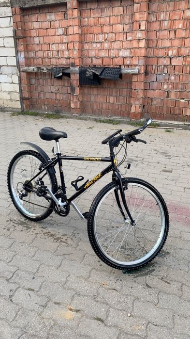 bicicletă Specialized Hardrock, un model clasic de bicicletă de munte cu cadru din oțel