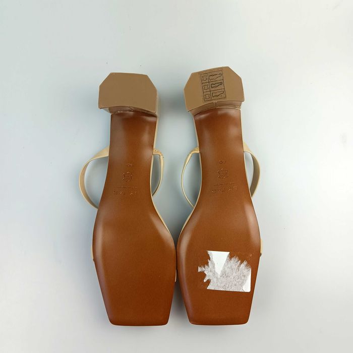 Лачени чехли BY FAR Tanya Patent Leather Mules, дамски сандали цвят нуд / бежово, летни дамски обувки, елегантни дамски сандали