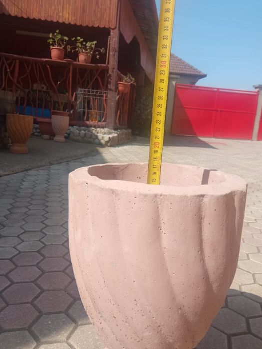 Ghivece de flori turnate din beton