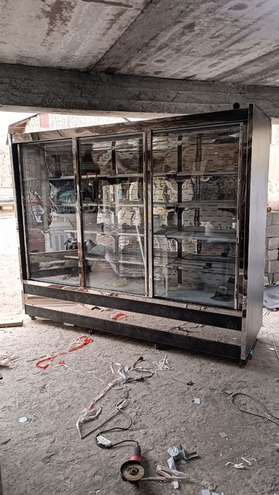 Korka.  Vetrina xaladelnik metirlab sotiladi