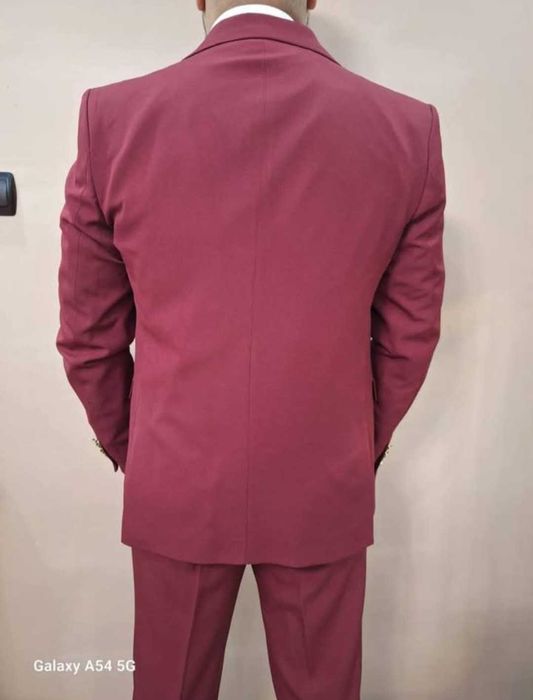 Костюм в Бордо цвят
