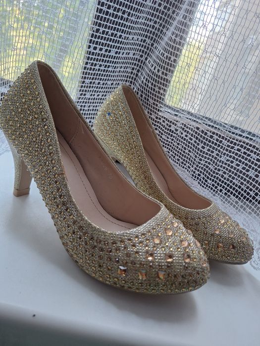 Женские жёлтые нарядные туфли.