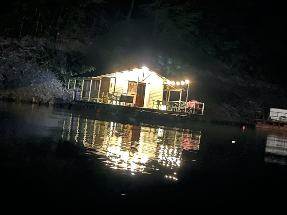 Ponton plutitor 2 camere,2 bai,terasa.Ponton echipat complet,inmatricu