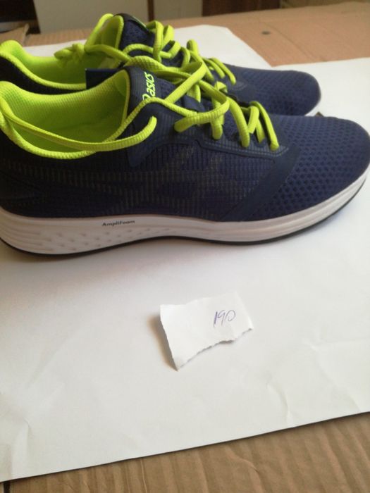 Adidași Asics       .
