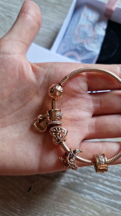 Гривна  Pandora с талисмани