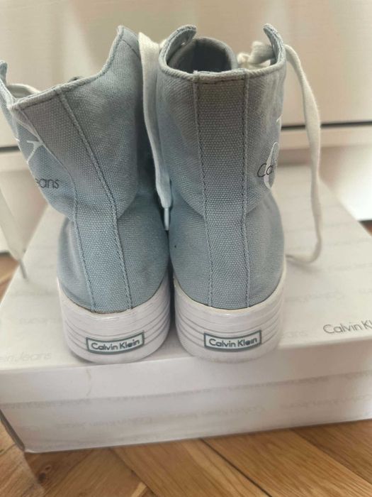 Нова, крайна цена 37 евро! Високи текстилни кецове Calvin Klein Jeans в светлосин деним цвят