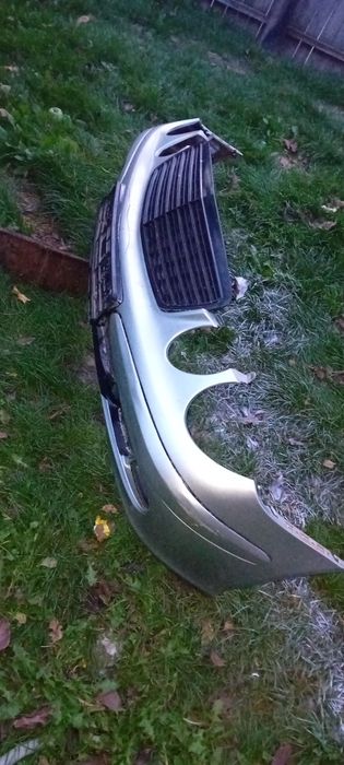 Vând spoiler + grilă mercedes w211 nfl defecte se văd în poze