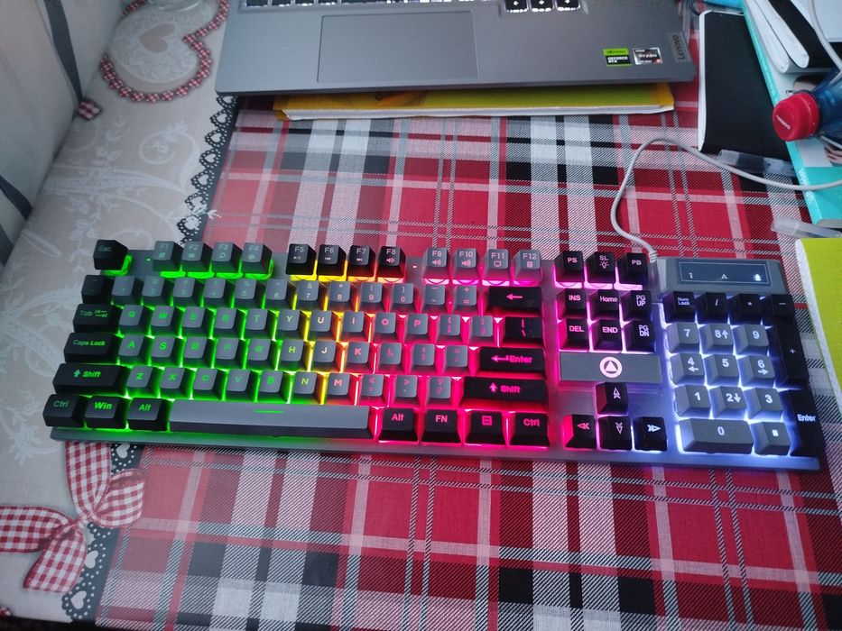 Tastatura Rgb în stare foarte bună