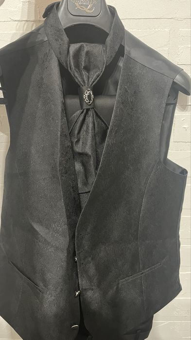 Продавам черен смокинг