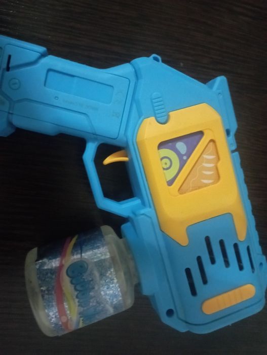 Детская игрушка стреляют пузырьками